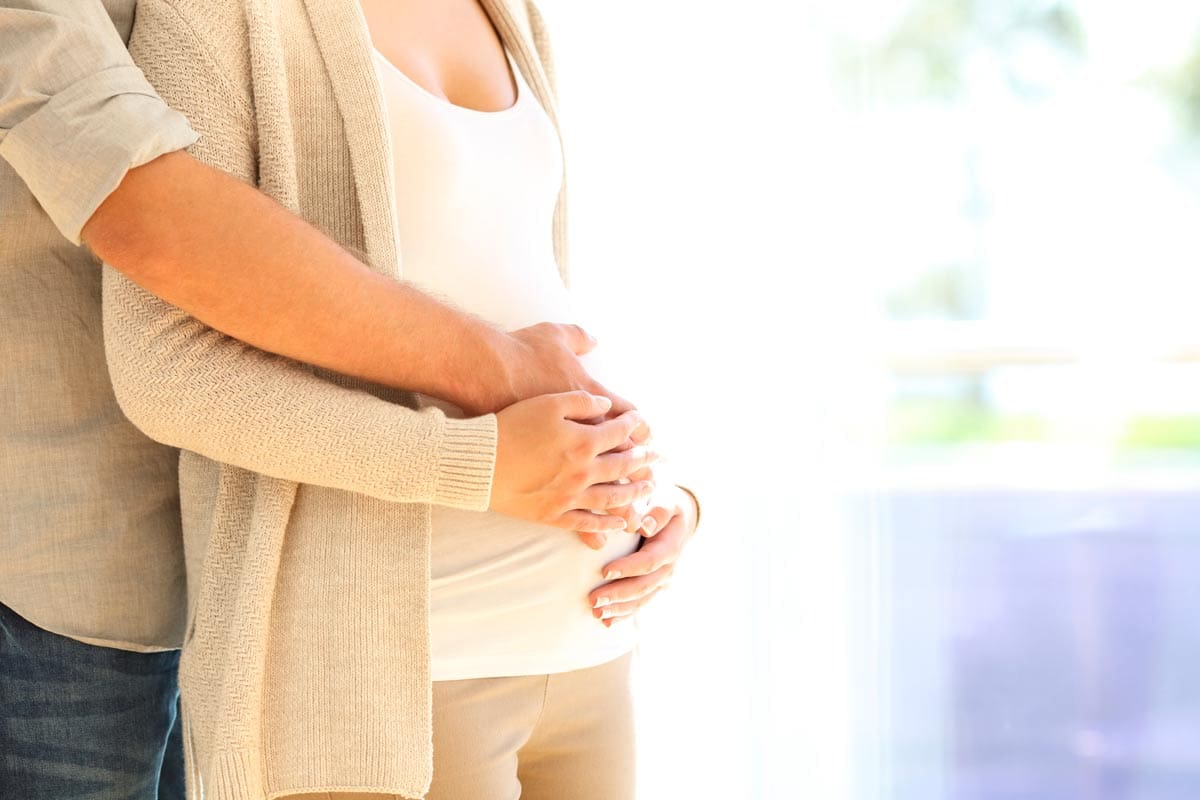 La preservación de la fertilidad en la insuficiencia ovárica prematura (IOP) es un tema delicado porque afecta a mujeres jóvenes cuya capacidad para ovular se ha visto interrumpida demasiado pronto, generalmente por motivos de salud como enfermedades, cirugías o tratamientos oncológicos como la radioterapia o la quimioterapia.
Recibir este diagnóstico puede ser muy duro porque, muchas veces, aparece cuando se busca el embarazo; en otros casos, es posible preservar la fertilidad a tiempo, una decisión premeditada que hay que tomar de cara a una futura maternidad.
Aunque no existe ningún tratamiento para restaurar la fertilidad, las mujeres con insuficiencia ovárica prematura pueden congelar sus propios óvulos o embriones fecundados con el semen de su pareja o un donante, o apostar por tratamientos innovadores como Revitalize Ovario.
Si estas técnicas de preservación de la fertilidad no se hacen a tiempo, únicamente podrá recurrir a la ovodonación para conseguir un embarazo.
¿Qué es la insuficiencia ovárica prematura?
La menopausia marca el final de la vida fértil de la mujer, suele ocurrir entre los 45 y 55 años.
Sin embargo, hay mujeres que sufren un fallo en sus ovarios e inician este proceso antes.
La insuficiencia ovárica precoz o insuficiencia ovárica prematura es la pérdida del funcionamiento de los ovarios antes de los 40 años.
Como consecuencia, estas mujeres presentan déficit de estrógenos (hormonas sexuales femeninas) y progesterona en sangre, y pueden sufrir síntomas premenopáusicos como ausencia de regla, sudoraciones o sequedad vaginal.
Causas de la insuficiencia ovárica prematura y posibles factores de riesgo
Aunque su incidencia es baja (ocurre en 1 de cada 100 mujeres menores de 40 años y en 1 de cada 1000 mujeres menores de 30 años), la preservación de la fertilidad en casos de insuficiencia ovárica prematura es algo bastante común en nuestra clínica.
Para hacer un diagnóstico de IOP, es necesario realizar una anamnesis exhaustiva a la mujer, además de una exploración física y ginecológica.
También se hacen analíticas para determinar sus niveles de las hormonas FSH y estradiol: si los valores de hormona FSH son elevados y los de estradiol bajo, existe fallo en el funcionamiento del ovario.
Algunas de las causas de insuficiencia ovárica prematura son:
Alteraciones genéticas, defectos cromosómicos que afectan al cromosoma X (Síndrome de X-frágil , Síndrome de Turner).
Exposición a tóxicos (aquí se incluye la quimioterapia y la radioterapia en pacientes diagnosticadas de cáncer).
Defectos enzimáticos o metabólicos (galactosemia, hemocromatosis, etc.).
Enfermedades autoinmunes, como el hipotiroidismo.
Infecciones por Herpes, Zóster o citomegalovirus.
Entre los factores de riesgo asociados a la insuficiencia ovárica precoz, pueden citarse:
Edad (la pérdida prematura de la función ovárica es más habitual a partir de los 35 años, aunque puede aparecer antes).
Antecedentes familiares.
Cirugías en la zona que puedan comprometer el funcionamiento de los ovarios (por ejemplo, para tratar la endometriosis).
En todo caso, muchas veces la insuficiencia ovárica prematura tiene un origen desconocido.
¿Es lo mismo menopausia que insuficiencia ovárica prematura?
Muchas veces, la insuficiencia ovárica prematura se define como una especie de “menopausia anticipada”.
Sin embargo, no es exactamente así.
De hecho, en la menopausia hay un agotamiento total o casi total de la reserva ovárica, mientras que algunas mujeres con insuficiencia ovárica prematura pueden continuar ovulando de forma intermitente.
Es más, en la llamada insuficiencia ovárica oculta (IOO), hay menstruaciones regulares a pesar de que los niveles elevados de FSH suponen posibilidades de embarazo.
Esta situación puede mantenerse hasta 3-4 antes de la menopausia.
¿Cómo afecta la insuficiencia ovárica precoz a la fertilidad femenina?
Los efectos de la insuficiencia ovárica precoz en la fertilidad son evidentes: en estas mujeres, independientemente de su edad, los problemas para conseguir un embarazo son frecuentes debido a la falta de ovulación y los bajos niveles de estrógenos.
En apenas un 5-10% de los casos es posible conseguir un embarazo «natural» con una ovulación espontánea, siendo necesario, además, que la alteración no sea permanente y que el ovario mantenga cierta actividad.
Por otra parte, la estimulación ovárica de la FIV en estos casos tiene peores resultados porque, aunque entre los 30 y los 40 años todavía es posible conseguir buenos embriones con óvulos propios, su bajo número puede comprometer el éxito del tratamiento.
Técnicas de preservación de la fertilidad en la insuficiencia ovárica
A nuestra consulta llegan muchas preguntas relacionadas con la insuficiencia ovárica, entre ellas, si se puede prevenir o si existe algún tipo de tratamiento.
La prevención estará totalmente condicionada por causa del fallo ovárico, aunque si la causa es desconocida o el diagnóstico es tardío, será prácticamente imposible.
Por otra parte, difícilmente se puede recuperar la función normal del ovario, aunque este mantenga cierta actividad.
Actualmente, en Equipo Juana Crespo contamos con un método avanzado para revertir procesos de insuficiencia ovárica primaria o menopausia precoz y que hemos llamado Revitalize Ovario.
El objetivo de este tratamiento pionero es intentar conseguir óvulos maduros de la paciente para, posteriormente, realizar una FIV o ICSI.
Las técnicas y protocolos de Revitalize Ovario son totalmente personalizados, y pueden incluir la movilización de las células madre de médula ósea, las micropunciones (microinyecciones) de PRGF (plasma rico en factores de crecimiento) para mejorar la calidad ovocitaria o la estimulación de los factores de crecimiento del ovario.
Según nuestra experiencia, hasta un 40% de las mujeres entre 40 y 42 años destinadas a ovodonación consiguen óvulos de mayor calidad, tanto morfológica como cromosómicamente.
Por otra parte, ante el diagnóstico de insuficiencia ovárica precoz o cuando existe riesgo de fallo ovárico porque la paciente va a someterse a un tratamiento oncológico, los expertos le recomendarán congelar sus óvulos para ser madre una vez superada la enfermedad.
La criogenización es una técnica muy utilizada para planificar la fertilidad.
El proceso es sencillo y los óvulos congelados se mantienen con la misma calidad que los óvulos frescos, garantizando su uso en un tratamiento de reproducción asistida posterior.
La vitrificación de óvulos y Revitalize Ovario son opciones para la preservación de la fertilidad en caso de insuficiencia ovárica prematura.
¡Solicítanos información sin compromiso!